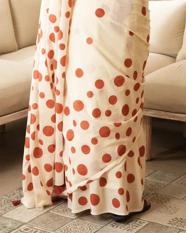 Ivory_Red_Cotton_Polka_Dot_Mul_Saree_With_Tassels_For_Women